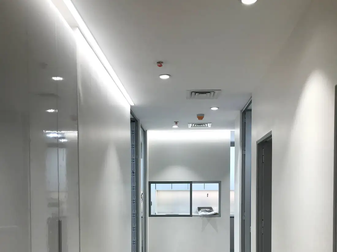 Pasillo de atención de un centro de urgencia WiClinic